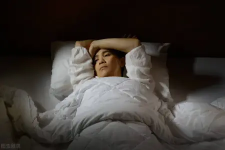 大家被“8小时睡眠论”欺骗了？60岁后，最佳睡眠时间是多久？（60到80岁的健康老人睡眠时间平均为）